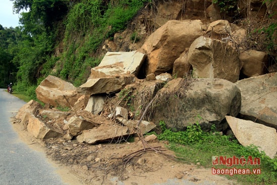 Những tảng đá núi lớn đổ sập xuống đường đã hơn tháng nay nhưng vẫn chưa được giải phóng gây nguy hiểm cho người tham gia giao thông.