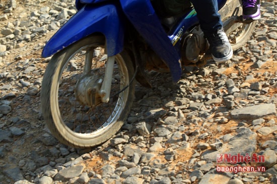 Mặt đường bị bong tróc trên đoạn đường cuối bản Lưu Phong (Lưu Kiền). Những hòn đá to bằng nắm tay nổi lên ngổn ngang giữa đường.