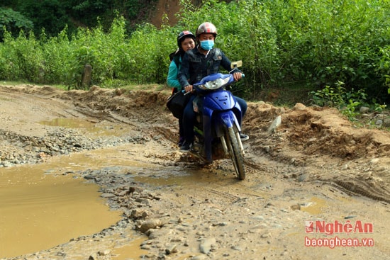 Có những điểm đường bị lún xuống sâu nước đọng thành vũng lớn rất nguy hiểm.