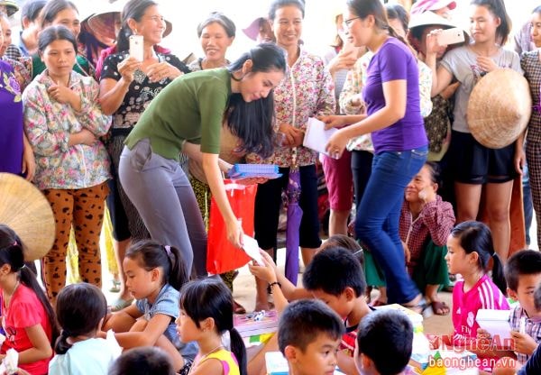 Ca sỹ Thủy Tiên tặng quà cho trẻ em 