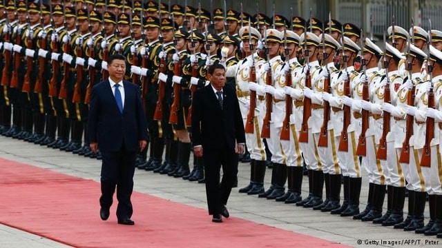 Ông Duterte và ông Tập Cận Bình duyệt đội danh dự trong lễ đón Tổng thống Philippines thăm Trung Quốc. Ảnh: EPA.