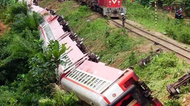 Hiện trường vụ tai nạn ở Cameroon hôm 21/10. Ảnh: Reuters.