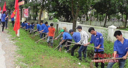 Gần 200 học sinh trường THPT Yên Thành ra quân làm thủy lợi