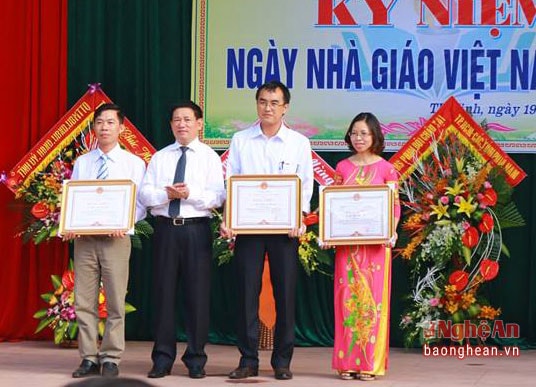 Cô giáo Lê Thị Thơ An (áo dài) tại biểu lễ tuyên dương ở Trường THPT Chuyên Phan Bội Châu.