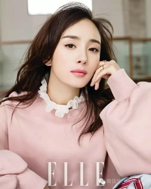 Trong chùm ảnh trên tạp chí Elle, Dương Mịch như một cô gái mùa thu dịu dàng thanh khiết trong những trang phục gam màu pastel nền nã.