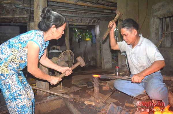 Vợ chồng ông Trần Văn Thanh đang miệt mài bên lò rèn.