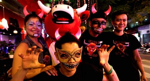 Hóa trang trong ngày lễ Hallowen ở Việt Nam cũng không kém phần rùng rợn.