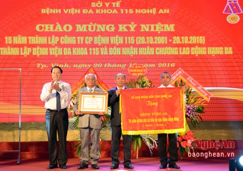 Thừa ủy quyền, đồng chí Lê Minh Thông trao tặng Huận chương Lao động hạng Ba của Chủ tịch Nước cho Bệnh viện Đa khoa 115 Nghệ An.
