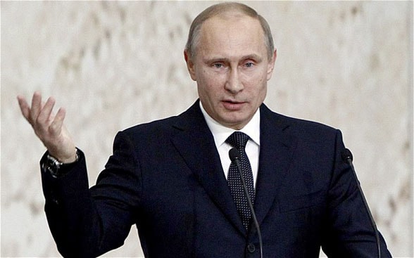 Bất chấp những lệnh cấm vận bủa vây, Tổng thống Nga Vladimir Putin luôn kiên định trên con thuyền chèo lái đất nước. Ảnh: AP.