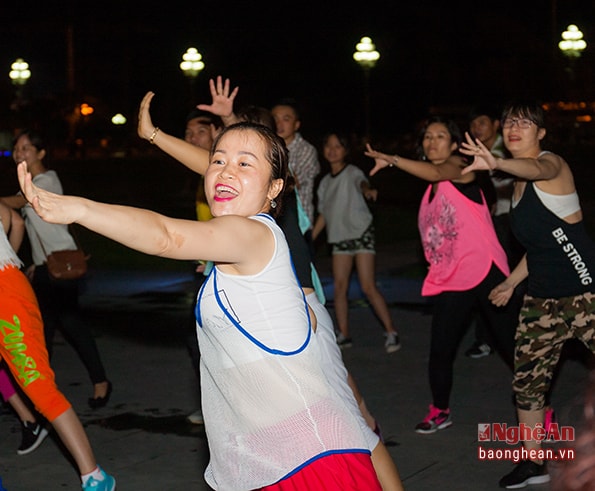 Chị Hà Thanh Thủy một học viên của lớp học cho biết: “Du mới tham gia lớp học Zumba chưa lâu nhưng, tôi cảm thấy rất thích môn thể dục nghệ thuật này. Nó không đơn điệu như những môn thể thao khác, Zumba kết hợp giữa khiêu vũ và thể thao vì thế không những mang đến lợi ích về sức khỏe mà nó còn mang cho người tập một tinh thần vô cùng sảng khoái.” 