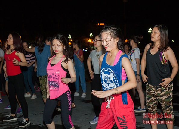 Đối với các bạn trẻ môn học zumba sẽ mang đến một lối sống hết sức tích cực, nó làm cho tinh thần của bạn luôn vui vẻ, sảng khoái tạo động lực tốt để hoàn thành các công việc khó khăn phía trước.