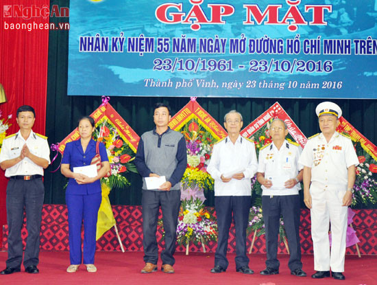 Lữ đoàn 125 Hải Quân và Ban liên lạc Hội Truyền thống đường Hồ Chí Minh trên biển tỉnh Nghệ An đã có những suất quà dành tặng thân nhân các gia đình liệt sỹ. 