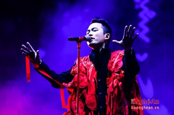 Nam ca sỹ Tùng Dương trở thành tâm điểm của đêm nhạc.