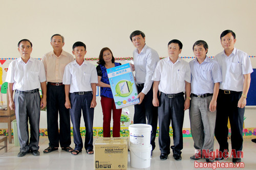  Tặng máy lọc nước cho Trường Mầm non Nam Phúc, huyện Nam Đàn.