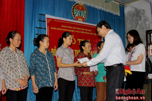 Đồng chí Lều Vũ Điều- Phó Chủ tịch Trung ương Hội NDVN tặng quà cho 35 hộ nông dân huyện Nghi Lộc. 