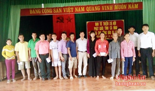 hỗ trợ 62 suất quà cho bà con xã vùng sâu Tiên Kỳ và 40 suất quà cho xã Phú Sơn, tổng số tiền lên tới 52 triệu đồng.