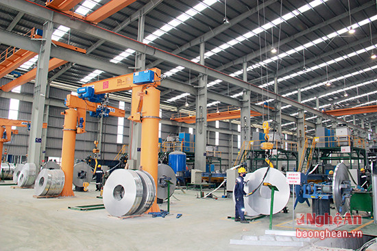 Nhờ đầu tư sản xuất – kinh doanh hiệu quả Nhà máy tôn Hoa Sen ở KCN Nam Cấm đóng nhiều ngân sách nhà nước.