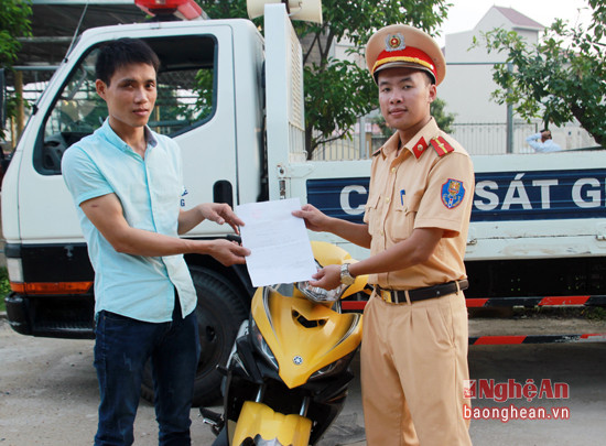 Đội CSGT Công an TP Vinh trao trả tài sản cho người bị mất trộm.