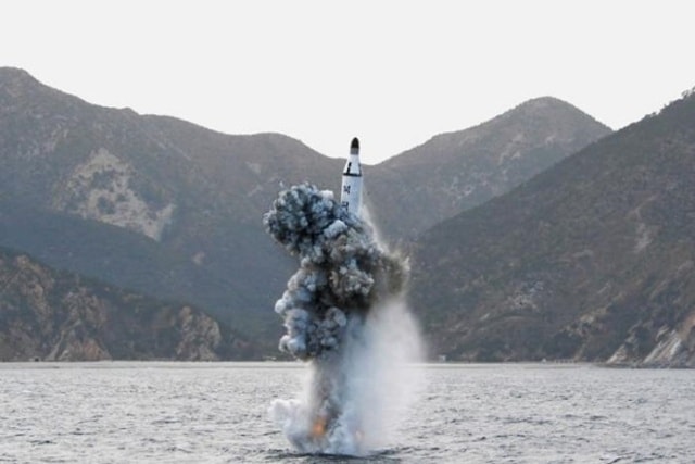 Một vụ phóng tên lửa từ tàu ngầm Triều Tiên hồi tháng 4. Ảnh: Reuters