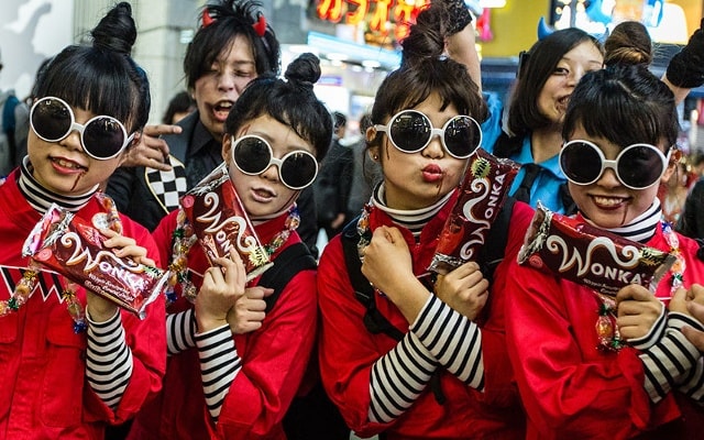 Các cô gái hóa trang với khuôn mặt đáng sợ trong lễ hội Halloween ở thành phố Tokyo, Nhật Bản.