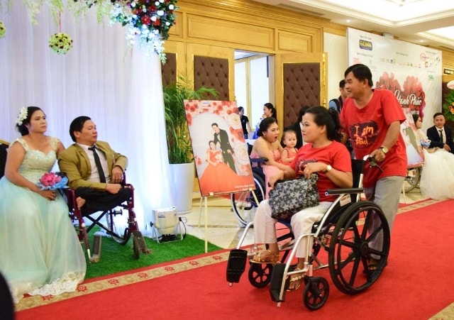 Mỗi đôi tân lang - tân nương được tặng một cặp nhẫn cưới, một bàn tiệc dành cho người thân bạn bè. Cô dâu được trang điểm, mượn trang phục cưới và chụp ảnh cưới miễn phí và nhận những phần quà từ các nhà hảo tâm.