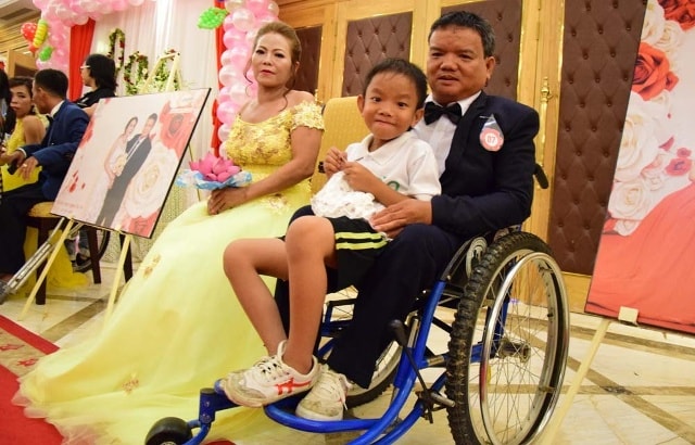 Các cặp đôi khuyết tật tham gia đám cưới lần này có những người hơn 60 tuổi, có con nhưng trong đời chưa từng được tổ chức đám cưới và chưa có tấm ảnh cưới của mình.