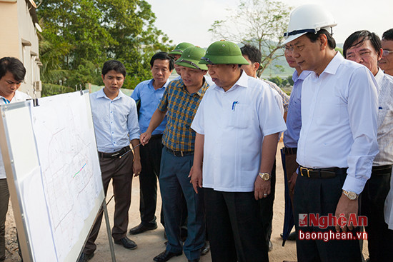 Chủ tịch UBND tỉnh và Đoàn công tác kiểm tra tiến độ thi công đường trục chính trung tâm Thị xã