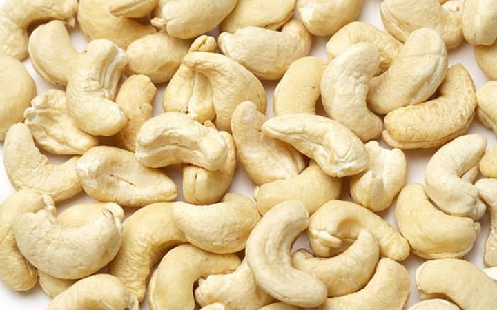Hạt điều: Cung cấp protein rất tốt, còn giàu vitamin E giúp chống lại tác hại của ánh nắng mặt trời. Vitamin E trong các loại hạt giúp da giữ ẩm và trở nên mịn màng hơn.