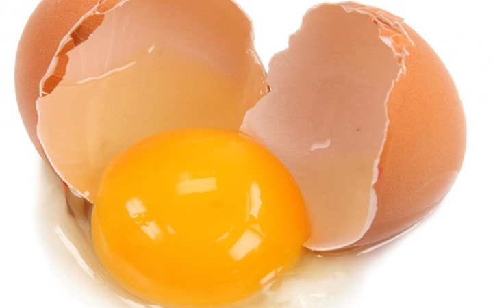 Trứng: Là thực phẩm rất tốt cho da trong mùa hanh khô. Lòng đỏ trứng chứa nhiều vitamin E, có chức năng chống oxy hóa tự nhiên và bảo vệ độ đàn hồi của da.