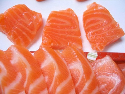 Cá hồi: Lượng cao các axit béo omega-3 có trong cá hồi giúp nuôi dưỡng làn da từ bên trong. Điều này giúp duy trì độ ẩm ngay cả khi tiếp xúc với gió rét mùa đông hay sưởi ấm thường xuyên.