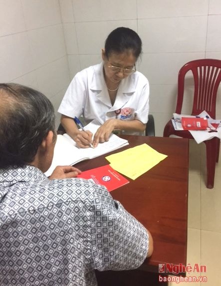 Bác sỹ Nguyễn Thị Tâm (Bệnh viện Đa khoa Cửa Đông) kê đơn cho bệnh nhân N.S.
