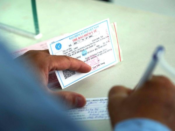 Người dân dùng thẻ BHYT khám, chữa bệnhẢnh minh họa: Internet