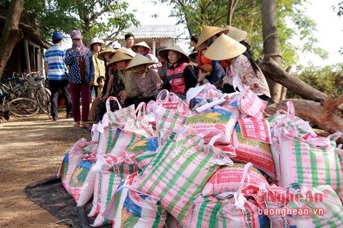 Món quà chủ yếu là tiền mặt, gạo, mì tôm và nước khoáng.