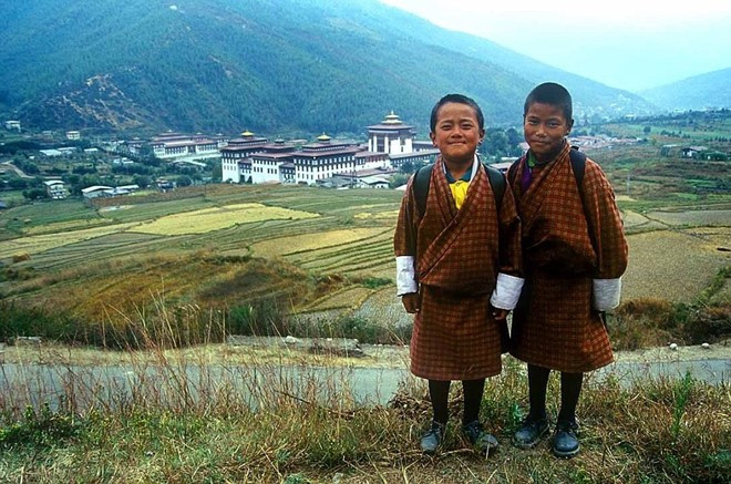 Bhutan: Một quốc gia nhỏ với lượng khách du lịch vào loại thấp nhất thế giới. Đất nước Bhutan rất chú trọng phát triển du lịch bền vững, quan tâm đến công tác bảo tồn tài nguyên thiên nhiên và nền văn hóa của họ.