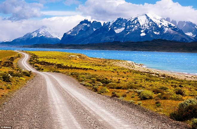 Patagonia: Nằm giữa Chile và Argentina, Patagonia được thiên nhiên ban tặng cảnh quan đẹp tuyệt vời, hồ nước trong vắt nằm cạnh những ngọn núi phủ tuyết trắng. Vườn quốc gia Torres del Paine được chỉ định là vùng dự trữ sinh quyển của Unesco.