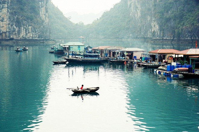 Việt Nam: Hành trình khám phá đồng bằng sông Cửu Long được xem là một trong những cách phổ biến nhất để tìm hiểu đất nước Việt Nam. Ngoài ra, các vườn quốc gia rộng lớn, những khu vực biển nhiều san hô, vịnh Hạ Long… vẫn còn nhiều tiềm năng để có thể phát triển mô hình du lịch sinh thái.