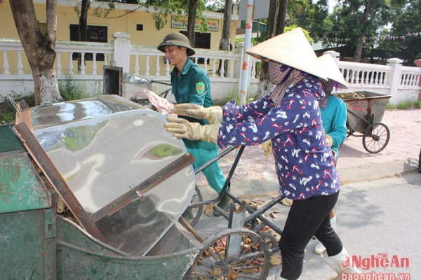 Những chiếc xe chở đầy rác được tập trung tại một địa điểm, và những con người ấy có “nhiệm vụ đặc biệt” ấy mỗi ngày đều đến đây đem rác đổ lên xe tải lớn để đến nơi tập kết rác của thị xã.