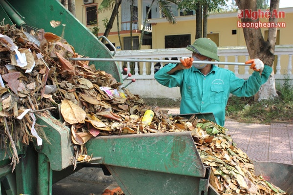 Họ làm việc chăm chỉ bất kể thời tiết có như thế nào. Và khi nhiều người dân thị xã đã vào bữa cơm tối cùng gia đình, có khi họ vẫn còn cố gắng làm nốt cho xong công việc của mình, để ngày mai thị xã lại trở về với vẻ đẹp vốn có của nó.