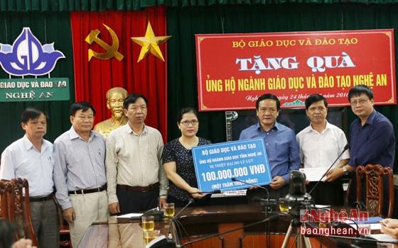 Đoàn công tác của Bộ Giáo dục và Đào tạo trao số tiền ủng hộ cho lãnh đạo Sở Giáo dục Nghệ An
