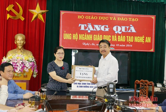 Tặng sách giáo khoa ủng hộ học sinh vùng lũ