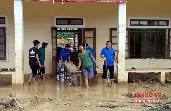 Giáo viên và học sinh khắc phục thiệt hại sau lũ lụt ở Trường Tiểu học Yên Tĩnh -ảnh tư liệu
