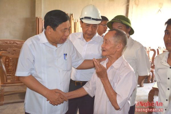 Chủ tịch UBND tỉnh trao đổi với nghệ nhân làng nghề mộc mỹ nghệ Quang Tiến về một số khó khăn của làng nghề. Ảnh: Hữu Nghĩa