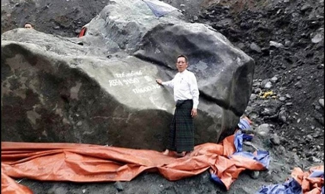 Công ty đá quý Yadanar Taungtann phát hiện khối ngọc bích khổng lồ trị giá khoảng 170 triệu USD tại thị trấn Hpakant, bang Kachin, Myanmar, hôm 13/10/2016. Khối đá ngọc bích dài 5,5m, rộng 5,5m, cao 2,7m và nặng 175 tấn. Đây là khối đá ngọc bích lớn thứ hai thế giới. Ảnh: Indian Express.