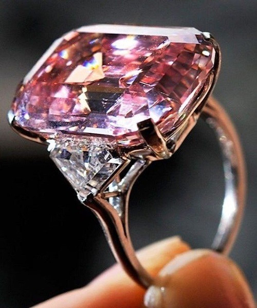 Graff Pink là một trong những viên kim cương hồng đắt nhất thế giới, được mang ra bán đấu giá tại Geneva, Thụy sĩ, năm 2010. Laurence Graff, nhà kim hoàn ở London, Anh, mua viên Graff Pink nặng 24,78 carat (1 carat = 0,2 g) với giá 46 triệu USD. Ảnh: Jewelry Obsession.