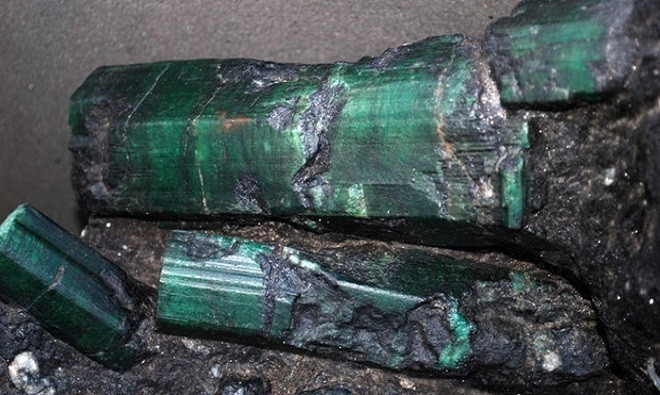 Bahia Emerald là tên gọi của khối đá nặng 381 kg chứa 180.000 carat mảnh ngọc lục bảo được phát hiện ở khu mỏ nằm trong rừng nhiệt đới Brazil năm 2001. Trị giá của Bahia Emerald khoảng 400 triệu USD. Ảnh: Los Angeles Times.