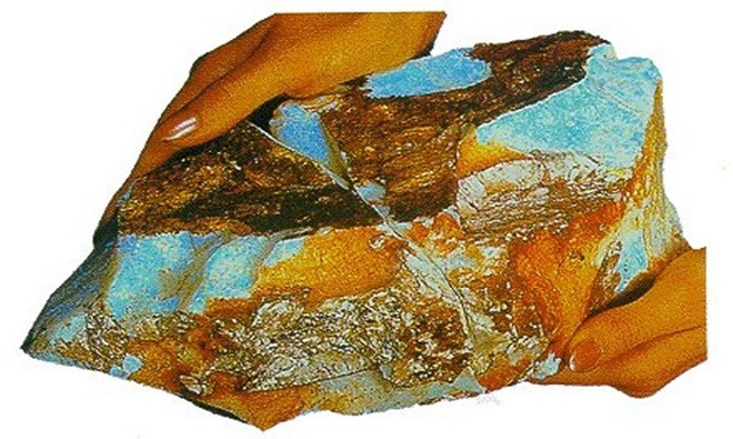 Năm 1956, viên ngọc mắt mèo lớn nhất và giá trị nhất thế giới mang tên Australis Olympus được phát hiện tại khu mỏ đá opal Eight Mile, thành phố Coober Pedy, Australia. Nó nặng 17.000 carat, dài 28 cm, rộng và cao hơn 10 cm. Australis Olympus có giá khoảng 2 triệu USD. Ảnh: Celsteel.