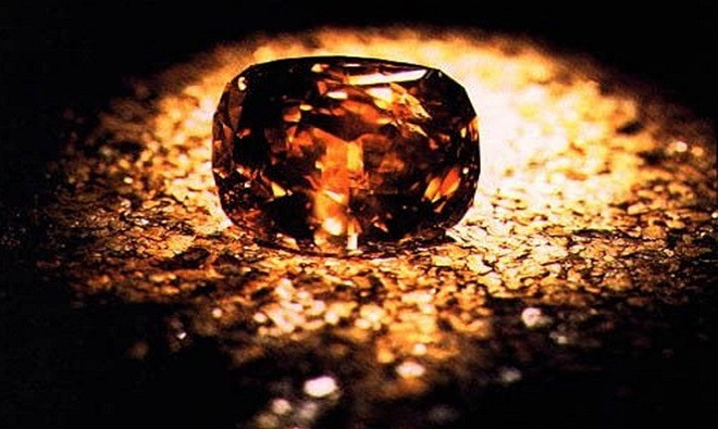 Golden Jubilee là viên kim cương có nhiều mặt lớn nhất thế giới, nặng 545,67 carat. Năm 1985, các thợ mỏ tìm thấy viên kim cương màu cam này tại mỏ Premier, Nam Phi. Đây là vật phẩm được dâng lên vua Thái Lan năm 1997 nhân lễ kỷ niệm 50 năm ngày đăng quang. Ảnh: Wikimedia.