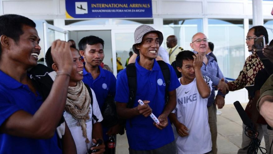 Các thủy thủ người châu Á bị cướp biển Somalia bắt giữ có mặt tại sân bay quốc tế Jomo Kenyatta ở thủ đô Nairobi, Kenya hôm 23/10 (giờ địa phương). Ảnh: AP