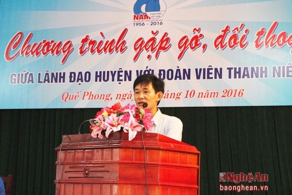 Đồng chí Trương Minh Cương, Phó Bí thư Huyện uỷ tham gia trao đổi với Đoàn viên.