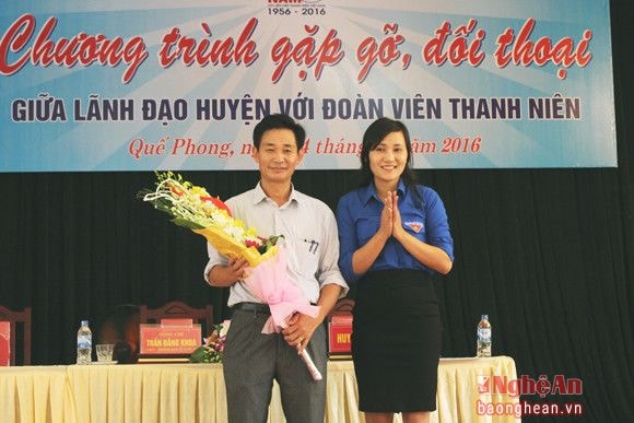 Đồng chí Nguyễn Thị Hiệp - Phó Bí thư Huyện đoàn trao hoa cảm ơn Lãnh đạo huyện.